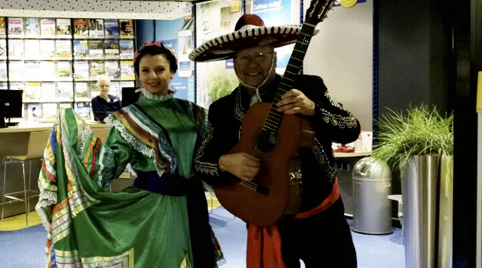 Limboshow met leuke danseressen